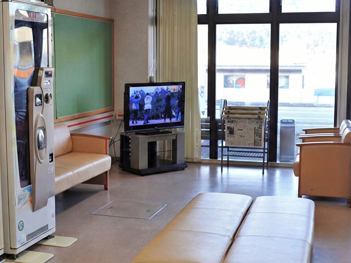 明るく清潔な外来の待合室