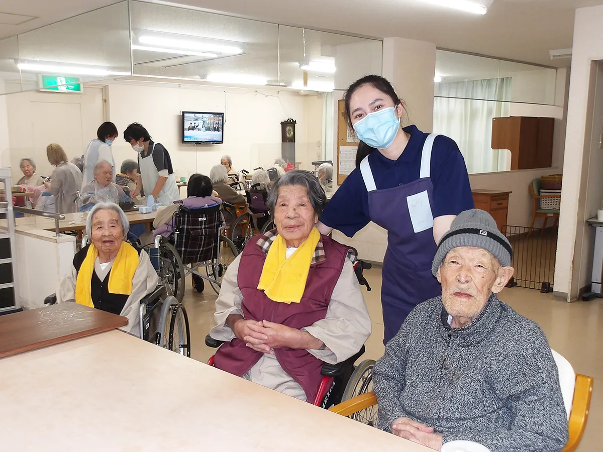 足摺病院の明るい共有空間で、入院患者さんがスタッフと落ち着いて過ごしている様子