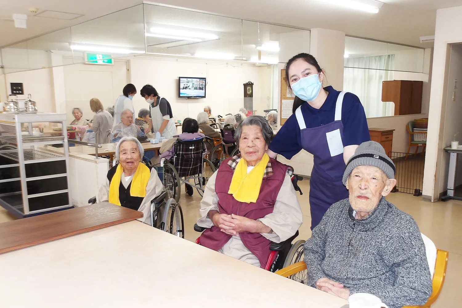 足摺病院の病棟で、職員と入院患者さんが落ち着いた雰囲気の中で一緒に過ごしている様子
