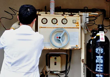 医療ガス委員会による設備確認の様子