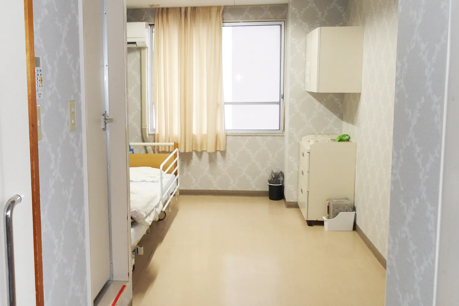 足摺病院の明るく整えられた病室の様子。ベッドと収納があり、落ち着いて療養しやすい空間